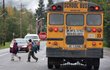Tři mrtví sourozenci na zastávce školního autobusu
