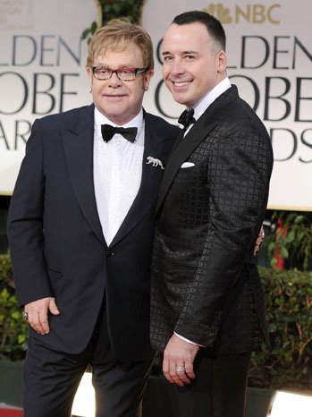 Elton John a David Furnish svého syna Zacharyho hýčkají. Patří mu už byt v hodnotě 41 milionů korun.