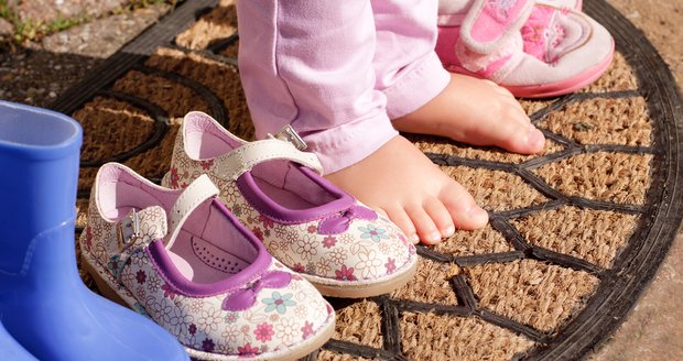 Nesprávný typ nebo velikost boty může dětem trvale poškodit jejich nožičky a způsobit další zdravotní problémy.