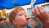 Mladistvé má od alkoholu odradit nová kampaň. Češi popíjejí ve velkém