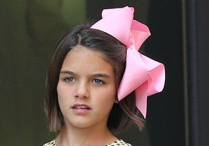 Suri Cruise s obří mašlí na hlavě, léto 2017