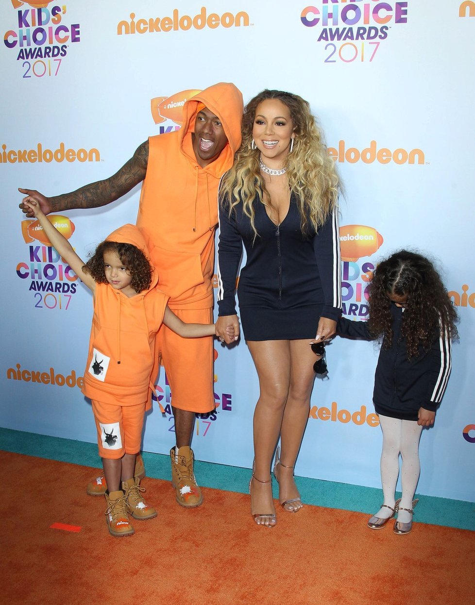 Mariah Carey a Nick Cannon jsou sice rozvedení, ale kvůli svým dětem spolu vycházejí. Jako fungující rodina všichni vyrazili na Kids Choice Awards. Na oranžový koberec se navíc perfektně sladili.