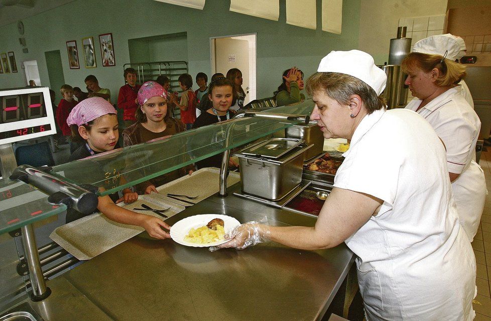 Evropská unie chce dát 600 milionů na obědy ve školních jídelnách pro děti ze sociálně slabých rodin.