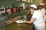 Praha pomůže dětem ze sociálně slabých rodin. Zaplatí jim obědy ve školní jídelně.