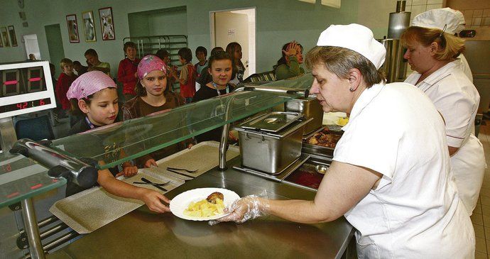 Školní obědy řídí 26 let staré normy.