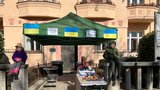 Pražské děti prodaly hračky, aby pomohly Ukrajincům: Před domem si zbudovaly stánek a vybraly 15 tisíc korun