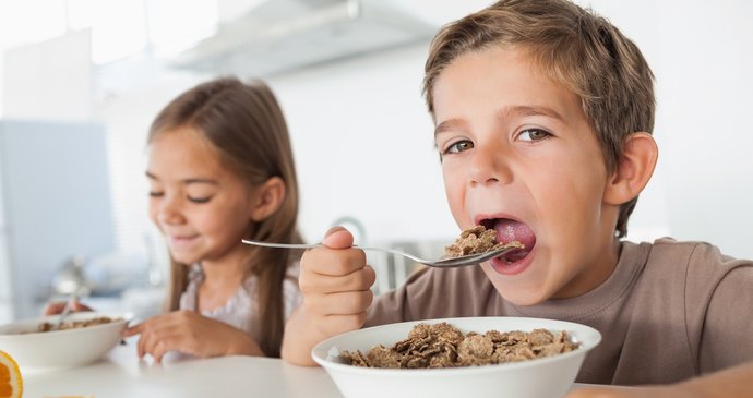 Snídá vaše dítě? Nebo mu ve spěchu sotva zabalíte svačinu?