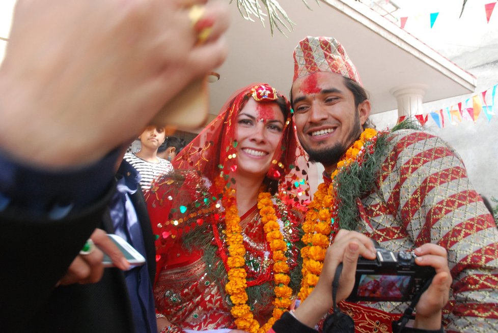 Michaela se v Nepálu vdala.