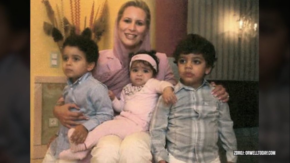 Dcera diktátora Muammara Kaddáfího je krásná blondýna, která svého krutého taťku nezapře.