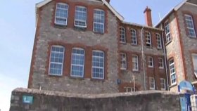 Za zdmi tohoto domu v jihoanglickém Plymouthu docházelo devět měsíců k sexuálnímu zneužívání bezbranných dětí