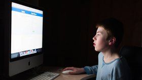 Děti zřejmě budou moci samy naplno využívat sociální sítě až od 15 let. Sněmovna dnes odmítla snížení této minimální věkové hranice na 13 let, jak je v řadě jiných zemí EU běžné. (ilustrační foto)