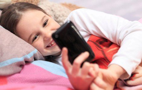 Čím dál víc dětí využívá sociální sítě ke komunikaci