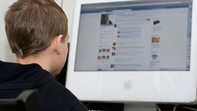Děti zřejmě budou moci samy naplno využívat sociální sítě až od 15 let. Sněmovna dnes odmítla snížení této minimální věkové hranice na 13 let, jak je v řadě jiných zemí EU běžné. (ilustrační foto)