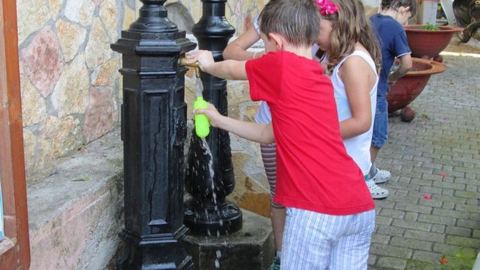 Děti dodržují tradici - na oslavu konce školního roku se polévají vodou