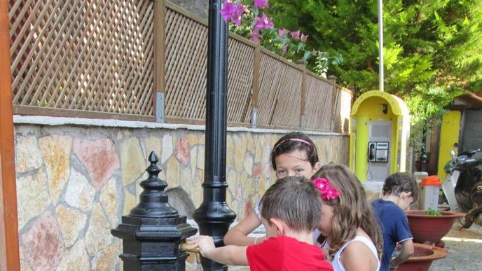 Děti dodržují tradici - na oslavu konce školního roku se polévají vodou Děti dodržují tradici - na oslavu konce školního roku se polévají vodou