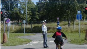 Důležitost přilby se děti učí i při dopravní výchově ve školách.