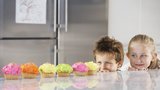 Den dětí: Upečte jim duhové buchtičky a veselé muffiny