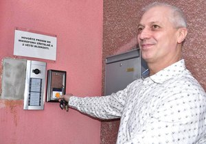 Nový systém vyzvedávání dětí ze školní družiny v Plzni. Bohuslav Horais ze Správy informačních technologií města Plzně, která nový systém zajišťuje, ukazuje, jak čipová karta funguje.