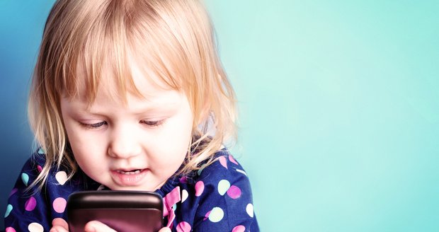 Děti by neměly používat vaše mobily a tablety příliš často. negativně totiž ovlivňují jejich vývoj.