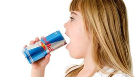 Lékaři bijí na poplach! Děti podle nich pijí stále více energetické nápoje, ty starší je dokonce kombinují i s alkoholem.