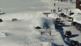 Děti hazardují se životy pod tunami sněhu