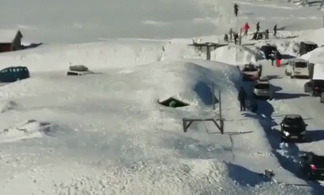 Děti hazardují se životy pod tunami sněhu