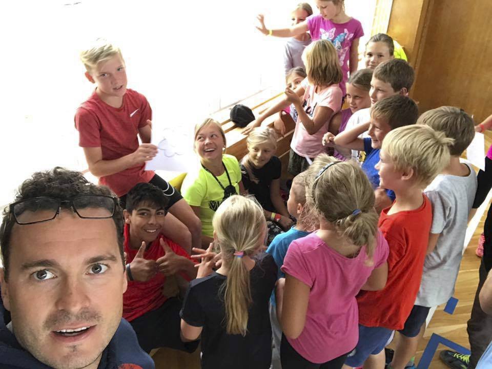 Tomáš navštívil téměř všechny dětské domovy v Česku.