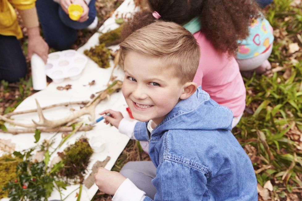 Nechte děti postavit domeček z přírodních materiálů