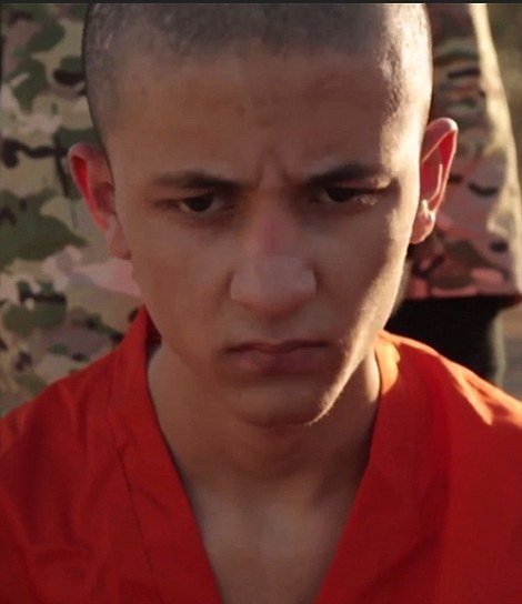 Děti z ISIS popravují vězně.