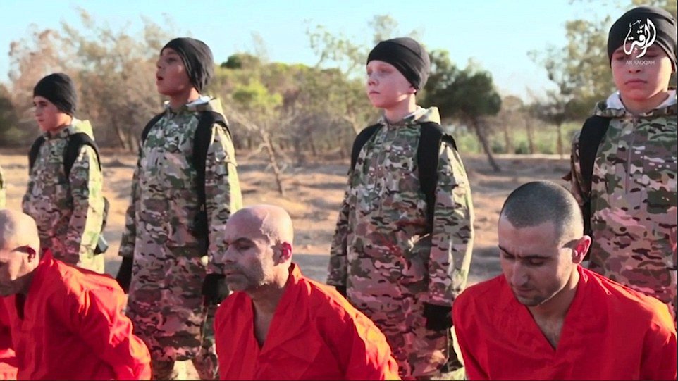 Děti z ISIS popravují vězně.