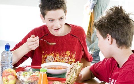 Školní jídelny často nevaří zdravě.(ilustrační foto)