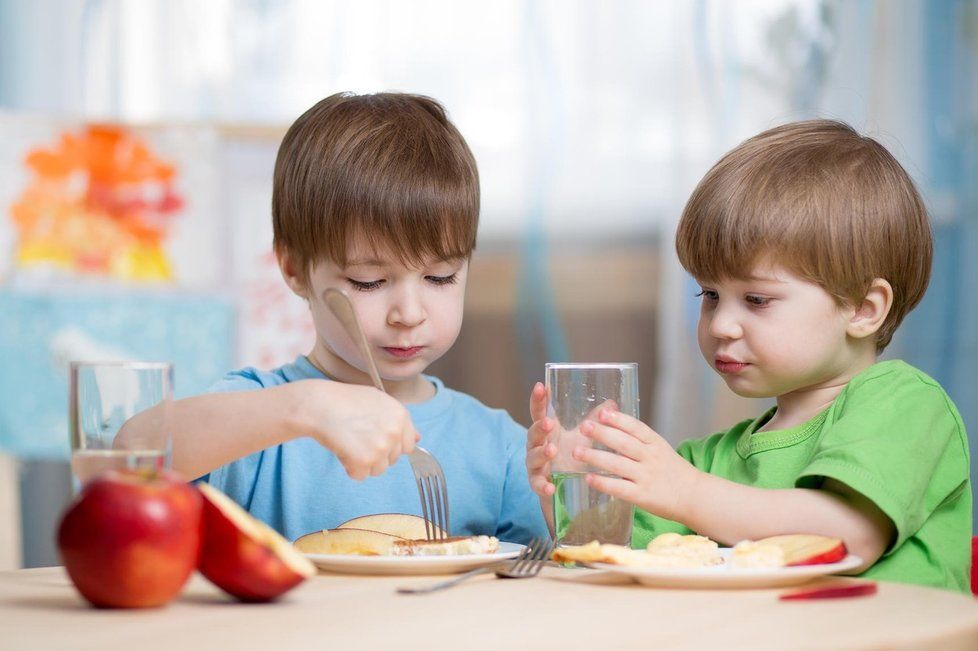 Spousta českých rodin volí studenou večeři anebo fast foody, aby si ulehčila práci. Děti poté neumí použít příbor a jí jídlo rukama.