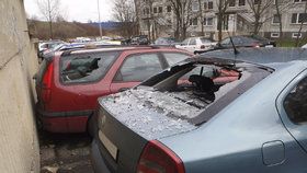 Děti na Černém Mostě házely kameny na auta: Několik  jich zničily