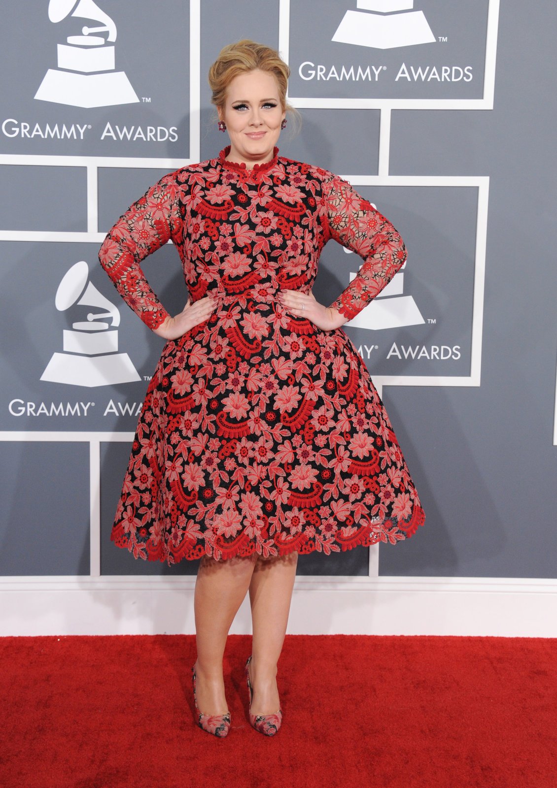 Načančaná Adele přebírá ceny Grammy.