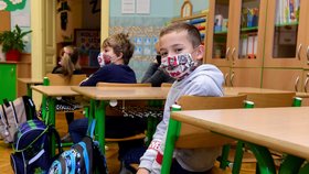 Koronavirus v Česku: Děti se po měsíční pauze vrací do školy (18. 11. 2020).