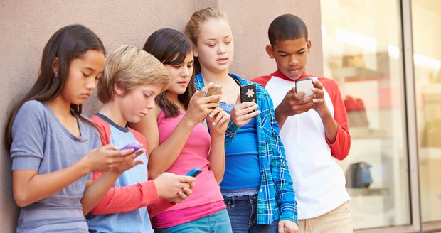 On-line vztahy: Past pro všechny dospívající?