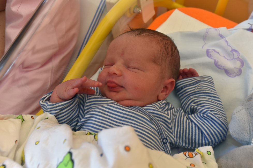 Jakub se narodil v Kadani jako první české dítě roku 2018