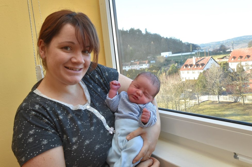 Jakub (na snímku s maminkou) se narodil v Kadani jako první české dítě roku 2018