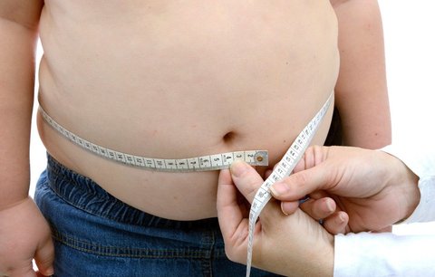 Blíží se pandemie obézních dětí? Některé přibraly za rok až 40 kilo