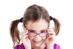 Důležité je objednat se na oční vyšetření, zachytit dioptrickou vadu včas a předepsat odpovídající brýle.