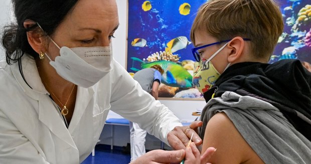 Očkování malých dětí: Rozvoz vakcín k pediatrům odstartoval, ne všichni ale měli zájem