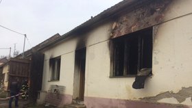 Tři děti zemřely nad ránem při požáru rodinného domku na Znojemsku. Čtyři dospělí jsou zranění.