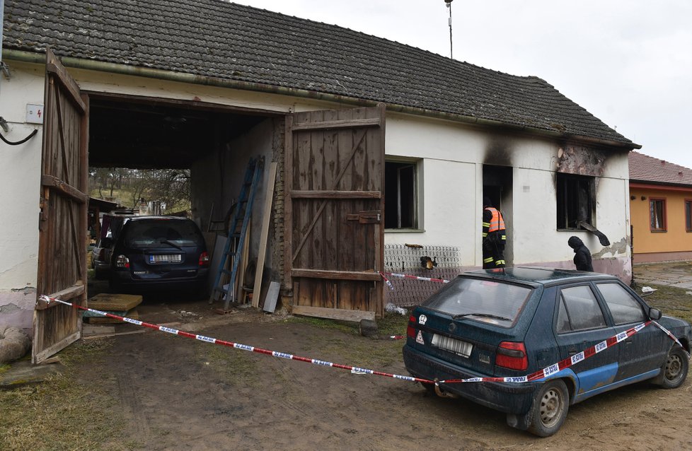 Tři děti zemřely  při požáru rodinného domku na Znojemsku. Čtyři dospělí jsou zranění.