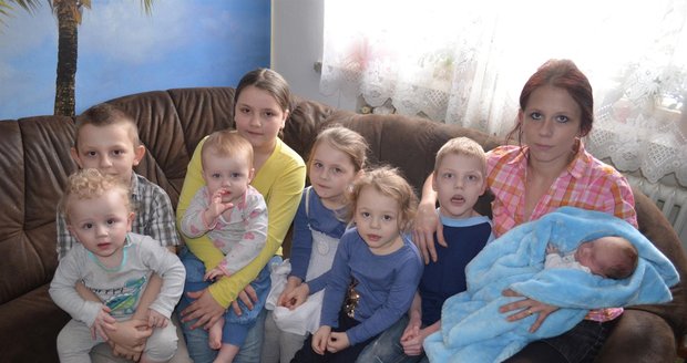 „Osm dětí se dá v pohodě zvládnout," říká máma Petra (30). Zleva Davídek (1), Tomáš (8), Sofie (1), Nikola (10), Silvinka (6), Natálka (3), Míša (9), maminka Petra (30) v náručí s benjamínkem Kryštůfkem (2 týdny).