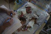 Z Pásma Gazy evakuovali 28 předčasně narozených dětí do Egypta. Čtyři miminka zemřela