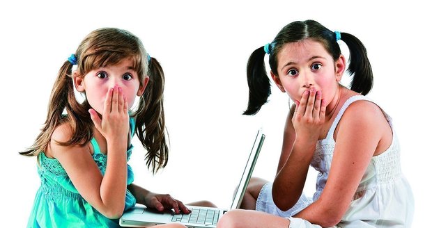 Dětem hrozí nejen závislost na počítači, ale také zneužití pomocí internetových chatů.
