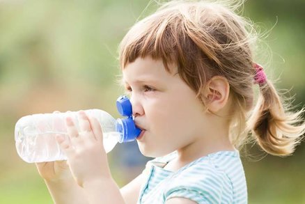 Polovina dětí nedodržuje pitný režim! Pijí hlavně nebezpečné přeslazené limonády