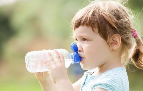 Polovina dětí nedodržuje pitný režim! Pijí hlavně nebezpečné přeslazené limonády