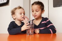 Výzkum: Děti málo pijí, hrozí jim kolaps!