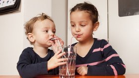 Správný pitný režim je důležitý pro zdravý vývoj dětí.